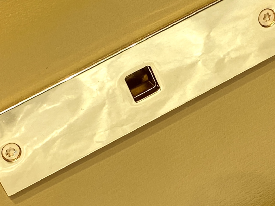 Ysl 𝑴𝒂𝒏𝒉𝒂𝒕𝒕𝒂𝒏 29CM曼哈顿法棍包 579271姜黄色牙签纹金扣