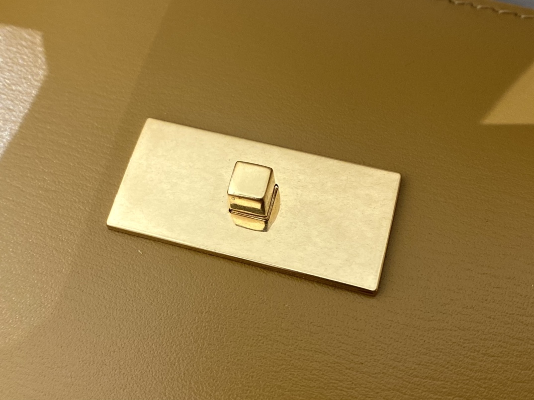 Ysl 𝑴𝒂𝒏𝒉𝒂𝒕𝒕𝒂𝒏 29CM曼哈顿法棍包 579271姜黄色牙签纹金扣