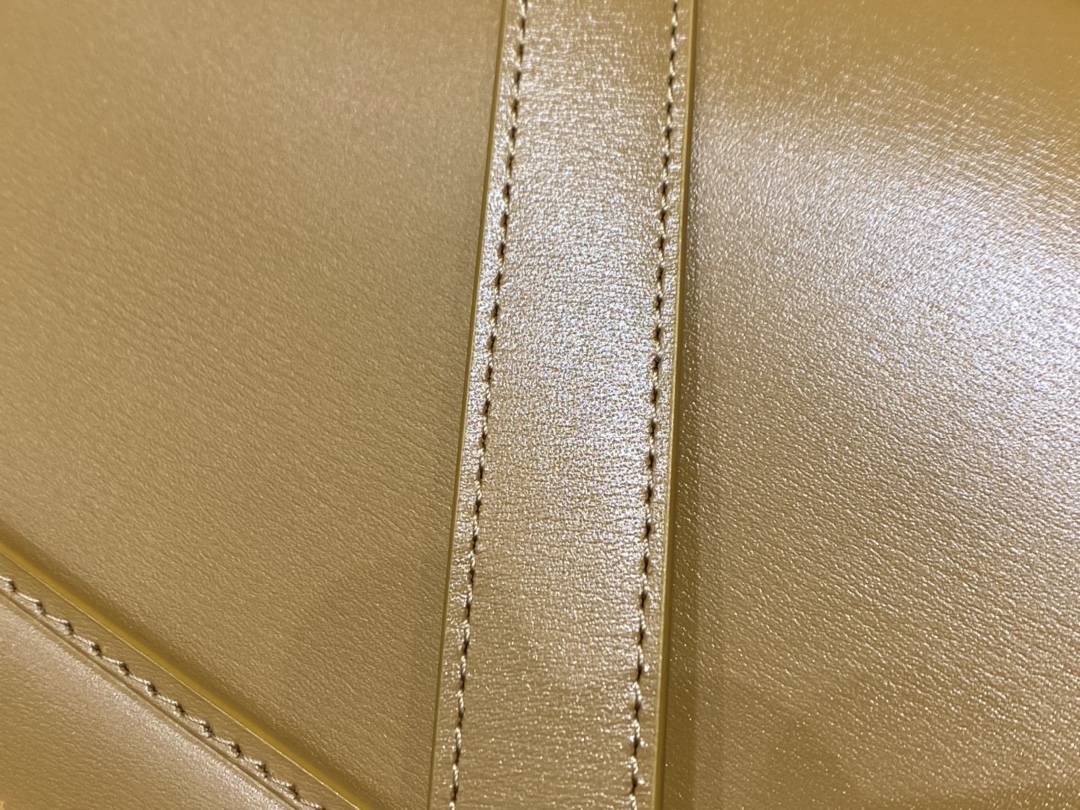 Ysl 𝑴𝒂𝒏𝒉𝒂𝒕𝒕𝒂𝒏 29CM曼哈顿法棍包 579271姜黄色牙签纹金扣