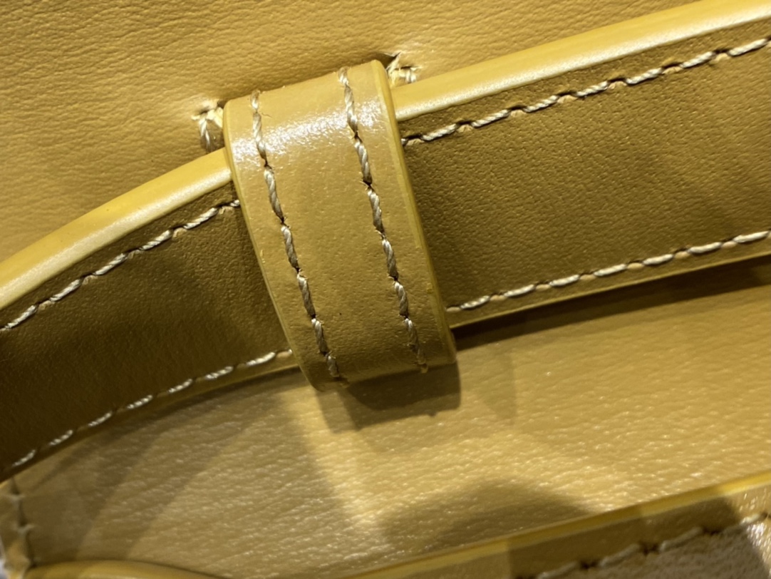 Ysl 𝑴𝒂𝒏𝒉𝒂𝒕𝒕𝒂𝒏 29CM曼哈顿法棍包 579271姜黄色牙签纹金扣