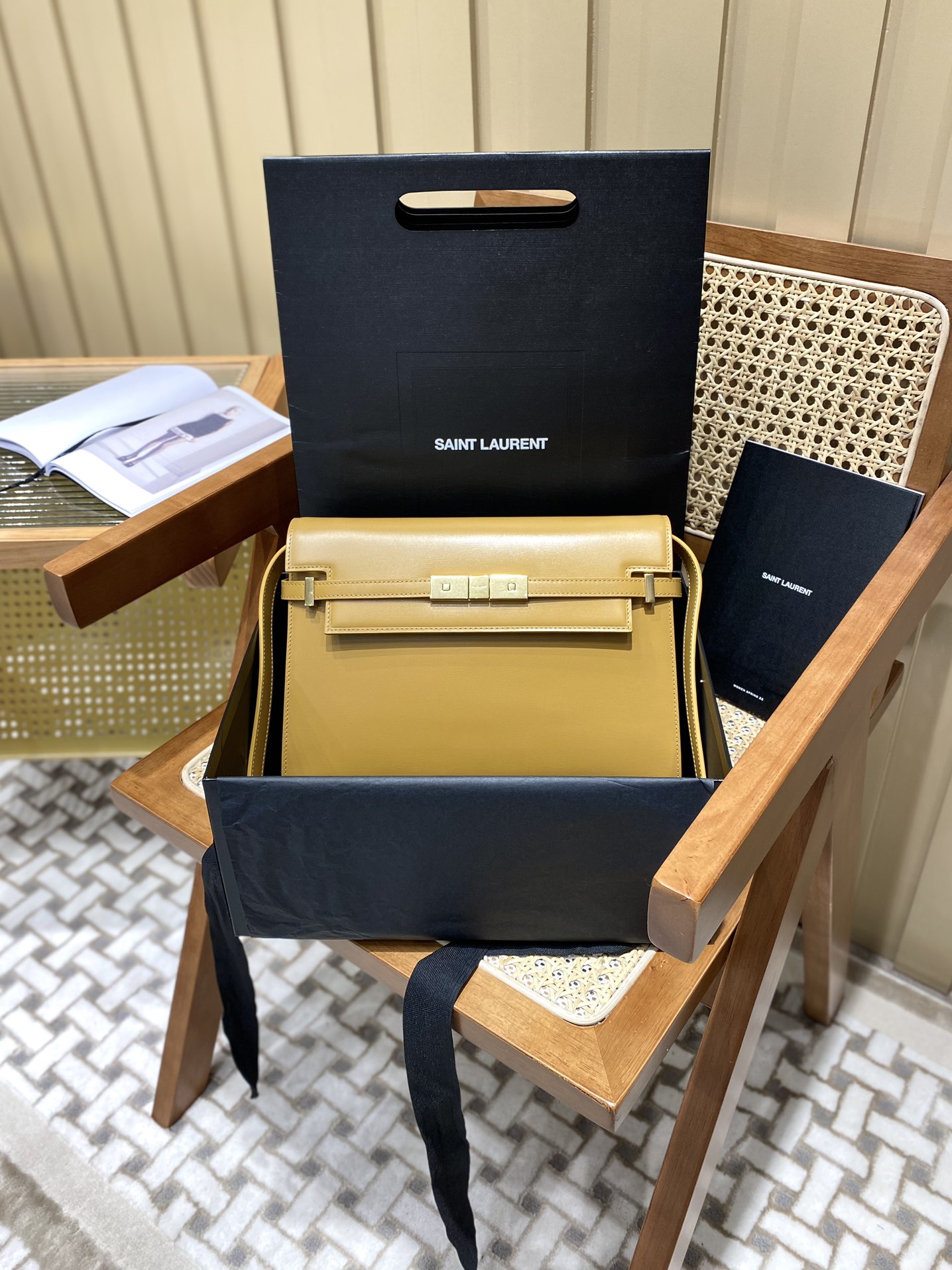 Ysl 𝑴𝒂𝒏𝒉𝒂𝒕𝒕𝒂𝒏 29CM曼哈顿法棍包 579271姜黄色牙签纹金扣