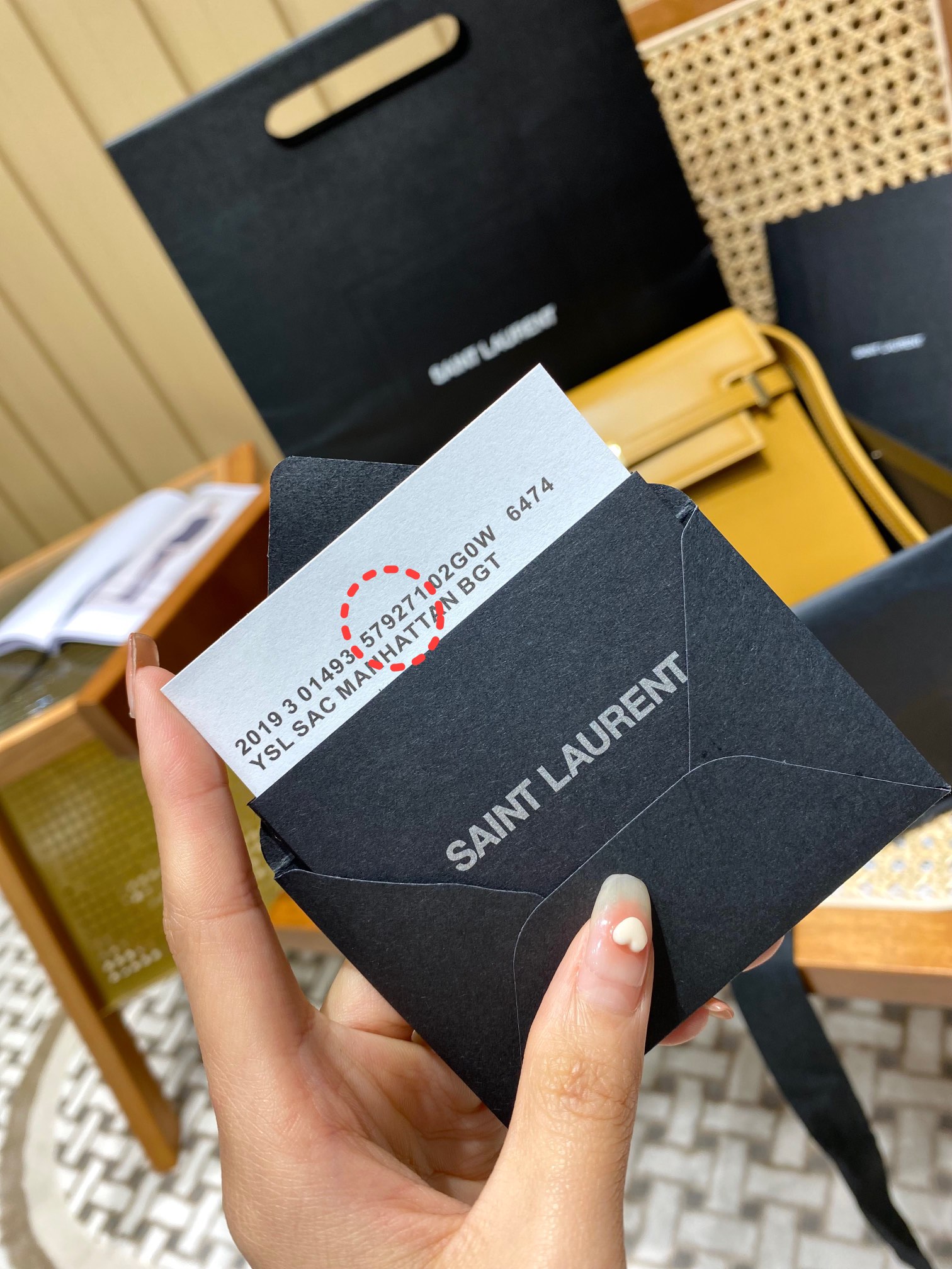 Ysl 𝑴𝒂𝒏𝒉𝒂𝒕𝒕𝒂𝒏 29CM曼哈顿法棍包 579271姜黄色牙签纹金扣