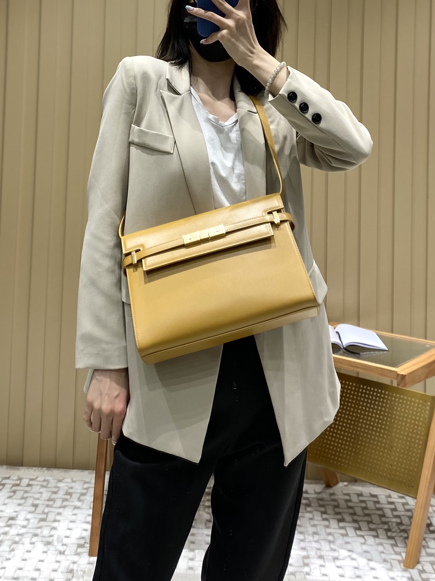 Ysl 𝑴𝒂𝒏𝒉𝒂𝒕𝒕𝒂𝒏 29CM曼哈顿法棍包 579271姜黄色牙签纹金扣