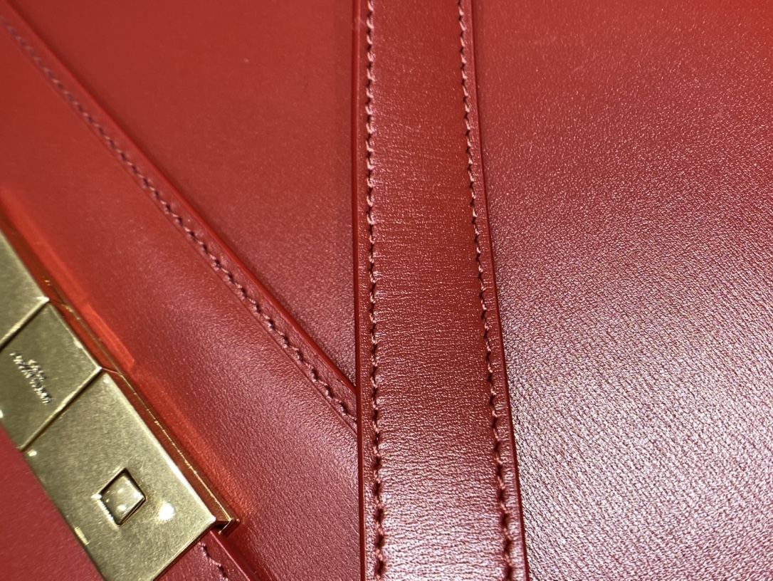 Ysl 𝑴𝒂𝒏𝒉𝒂𝒕𝒕𝒂𝒏 29CM曼哈顿法棍包 579271大红色牙签纹金扣