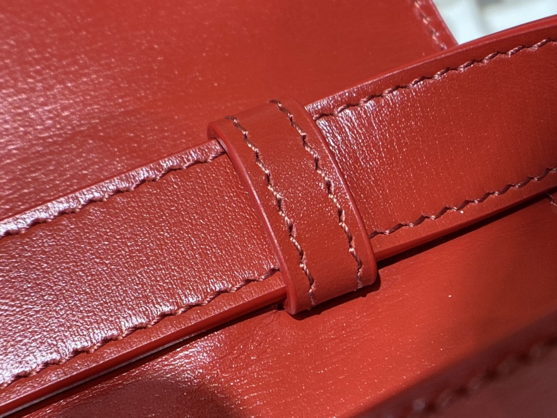 Ysl 𝑴𝒂𝒏𝒉𝒂𝒕𝒕𝒂𝒏 29CM曼哈顿法棍包 579271大红色牙签纹金扣