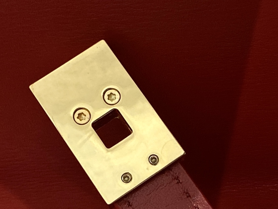 Ysl 𝑴𝒂𝒏𝒉𝒂𝒕𝒕𝒂𝒏 29CM曼哈顿法棍包 579271大红色牙签纹金扣