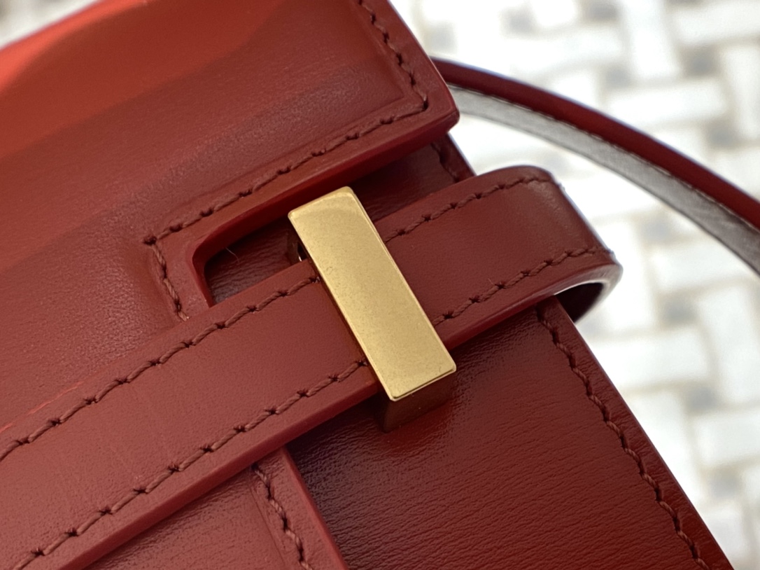 Ysl 𝑴𝒂𝒏𝒉𝒂𝒕𝒕𝒂𝒏 29CM曼哈顿法棍包 579271大红色牙签纹金扣