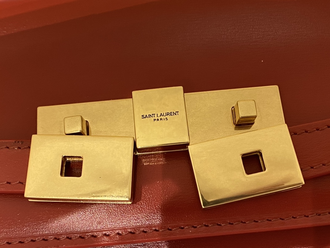 Ysl 𝑴𝒂𝒏𝒉𝒂𝒕𝒕𝒂𝒏 29CM曼哈顿法棍包 579271大红色牙签纹金扣