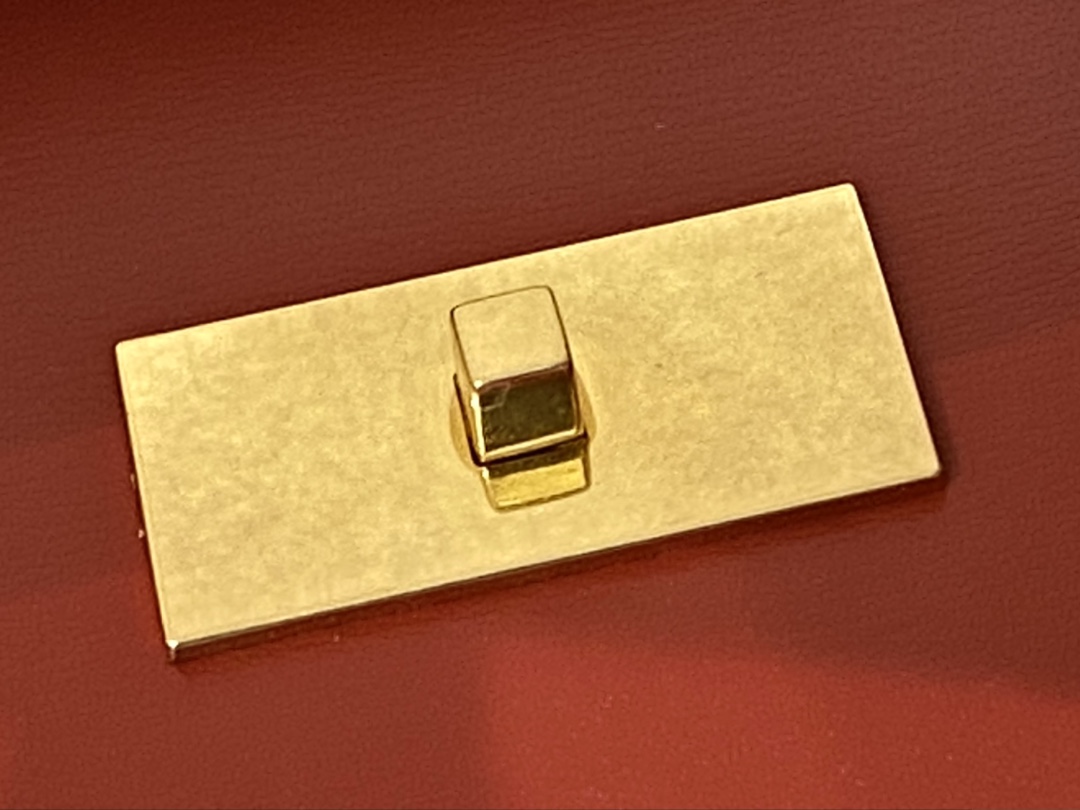 Ysl 𝑴𝒂𝒏𝒉𝒂𝒕𝒕𝒂𝒏 29CM曼哈顿法棍包 579271大红色牙签纹金扣