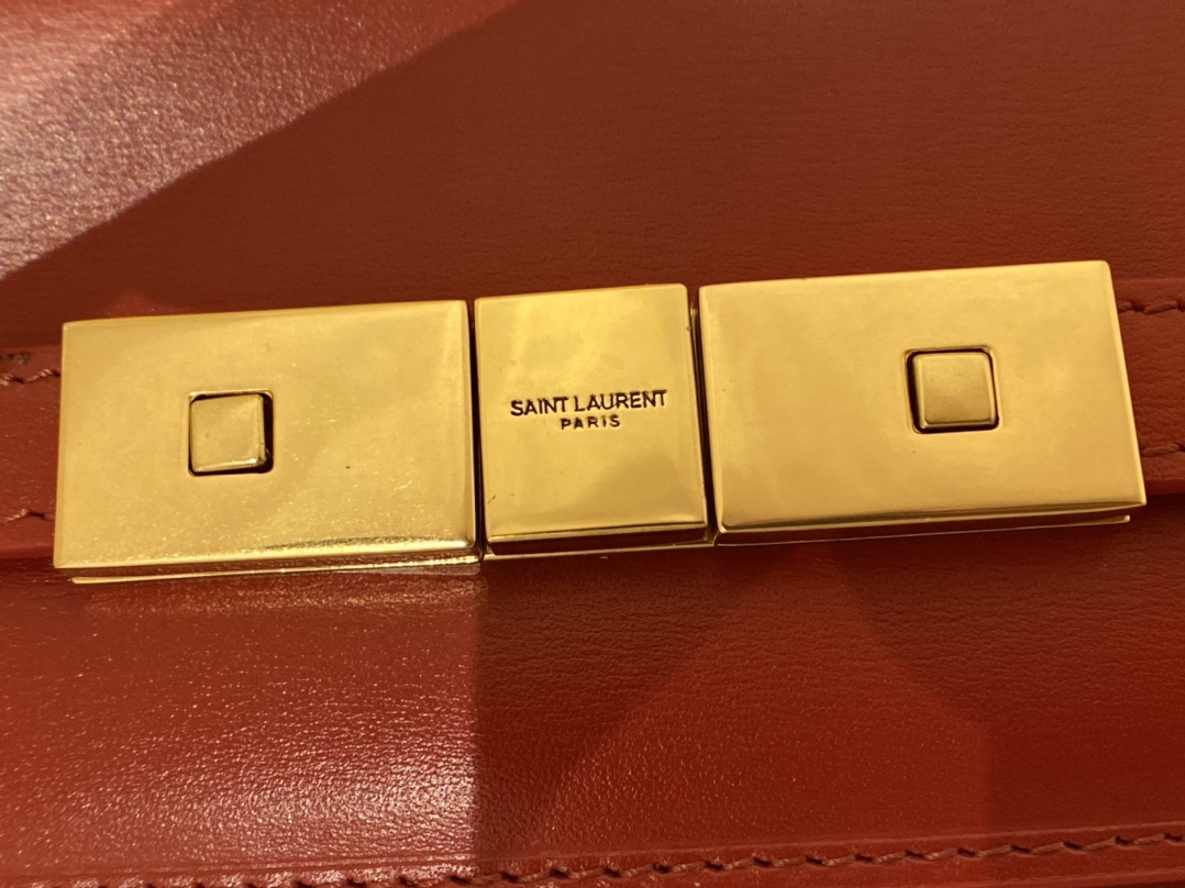 Ysl 𝑴𝒂𝒏𝒉𝒂𝒕𝒕𝒂𝒏 29CM曼哈顿法棍包 579271大红色牙签纹金扣