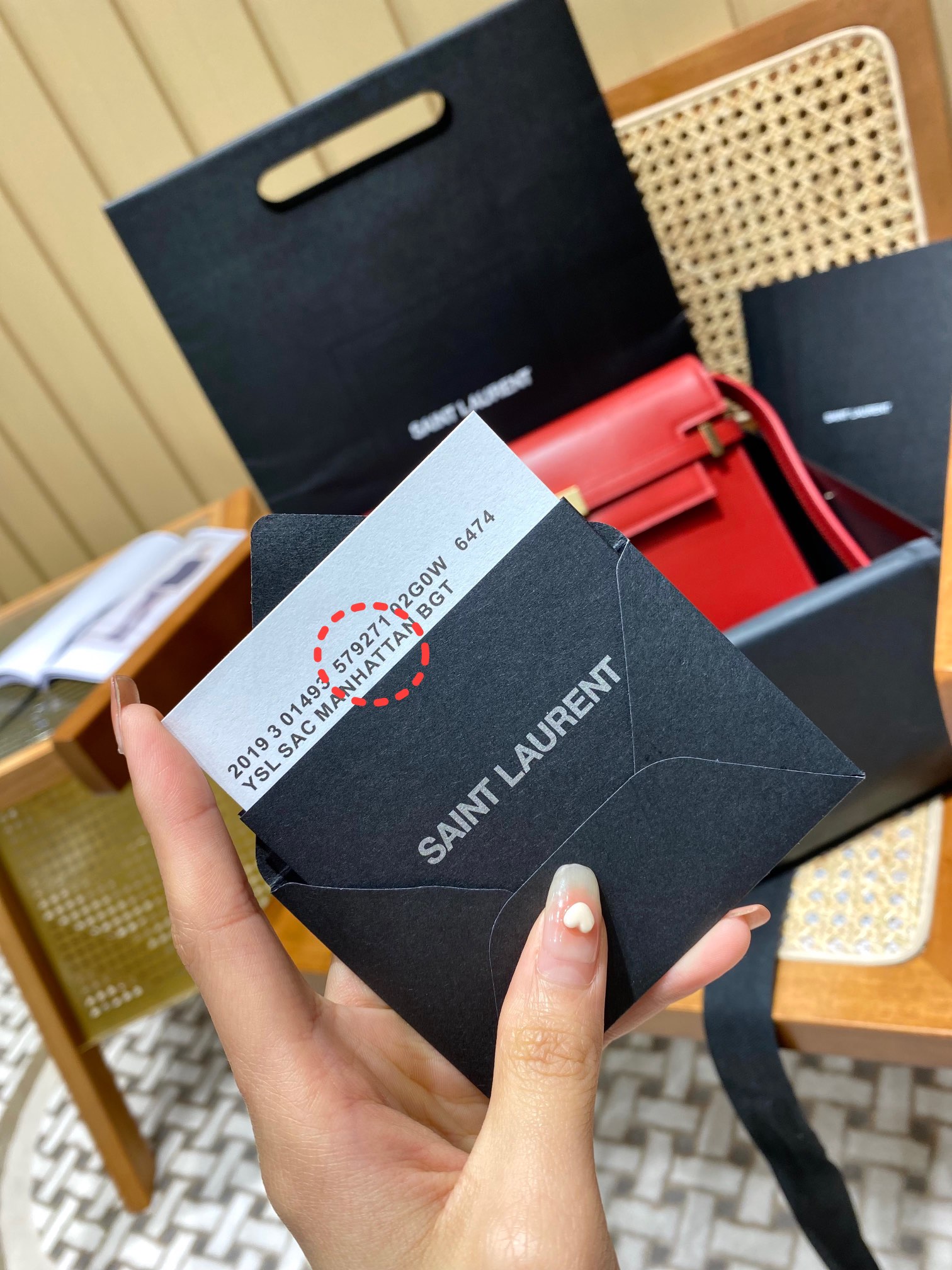 Ysl 𝑴𝒂𝒏𝒉𝒂𝒕𝒕𝒂𝒏 29CM曼哈顿法棍包 579271大红色牙签纹金扣