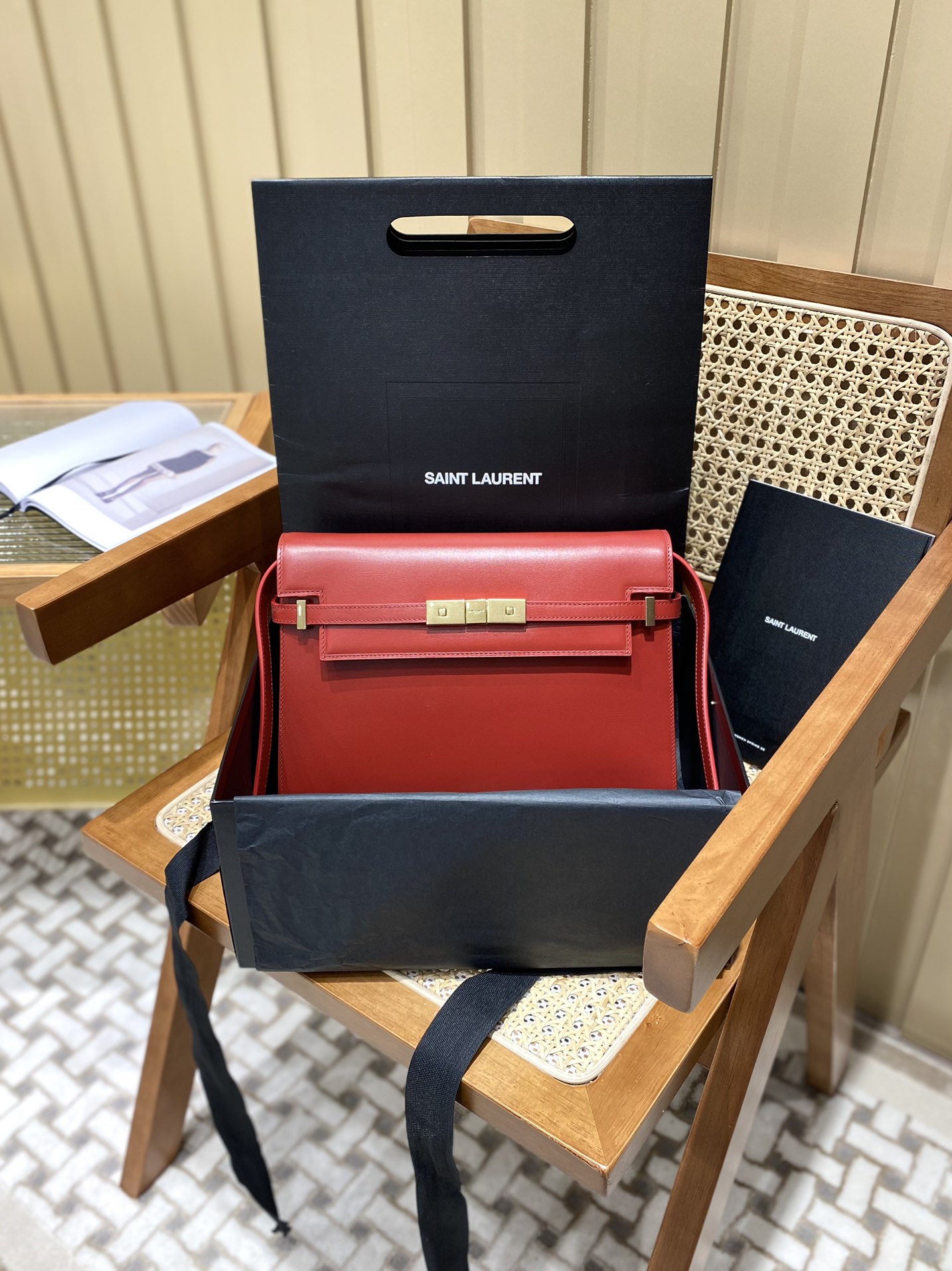 Ysl 𝑴𝒂𝒏𝒉𝒂𝒕𝒕𝒂𝒏 29CM曼哈顿法棍包 579271大红色牙签纹金扣