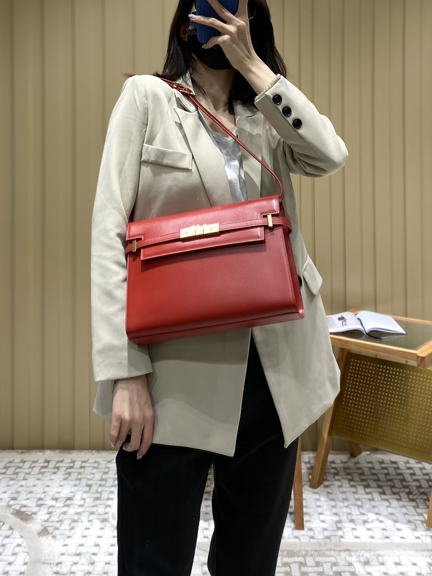 Ysl 𝑴𝒂𝒏𝒉𝒂𝒕𝒕𝒂𝒏 29CM曼哈顿法棍包 579271大红色牙签纹金扣