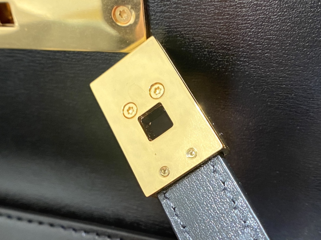 Ysl 𝑴𝒂𝒏𝒉𝒂𝒕𝒕𝒂𝒏 29CM曼哈顿法棍包 579271黑色牙签纹金扣