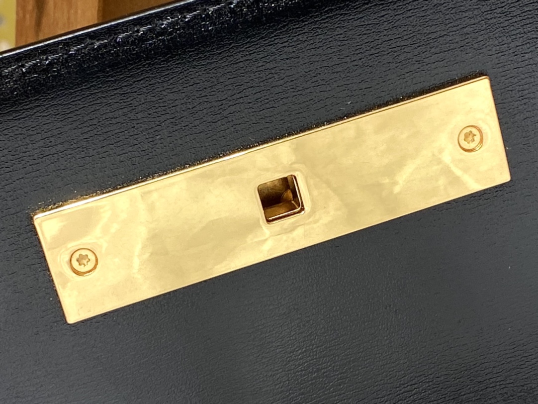 Ysl 𝑴𝒂𝒏𝒉𝒂𝒕𝒕𝒂𝒏 29CM曼哈顿法棍包 579271黑色牙签纹金扣