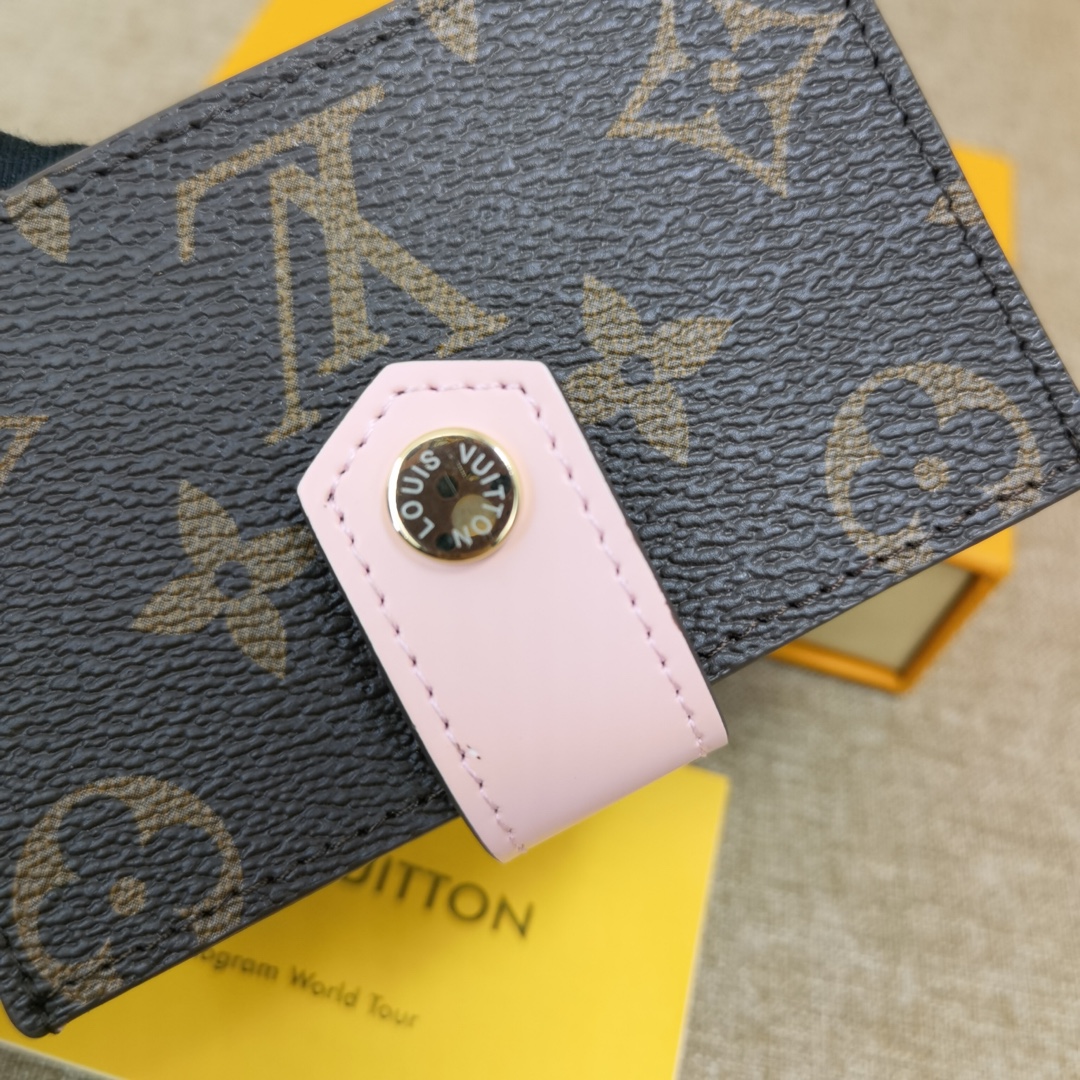 Damier Card Holder - Close-up Details Damier card holder detail