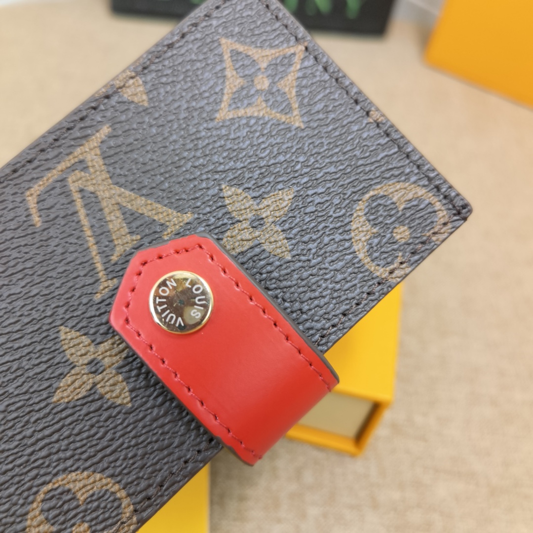 Damier Card Holder - Close-up Details Damier card holder detail