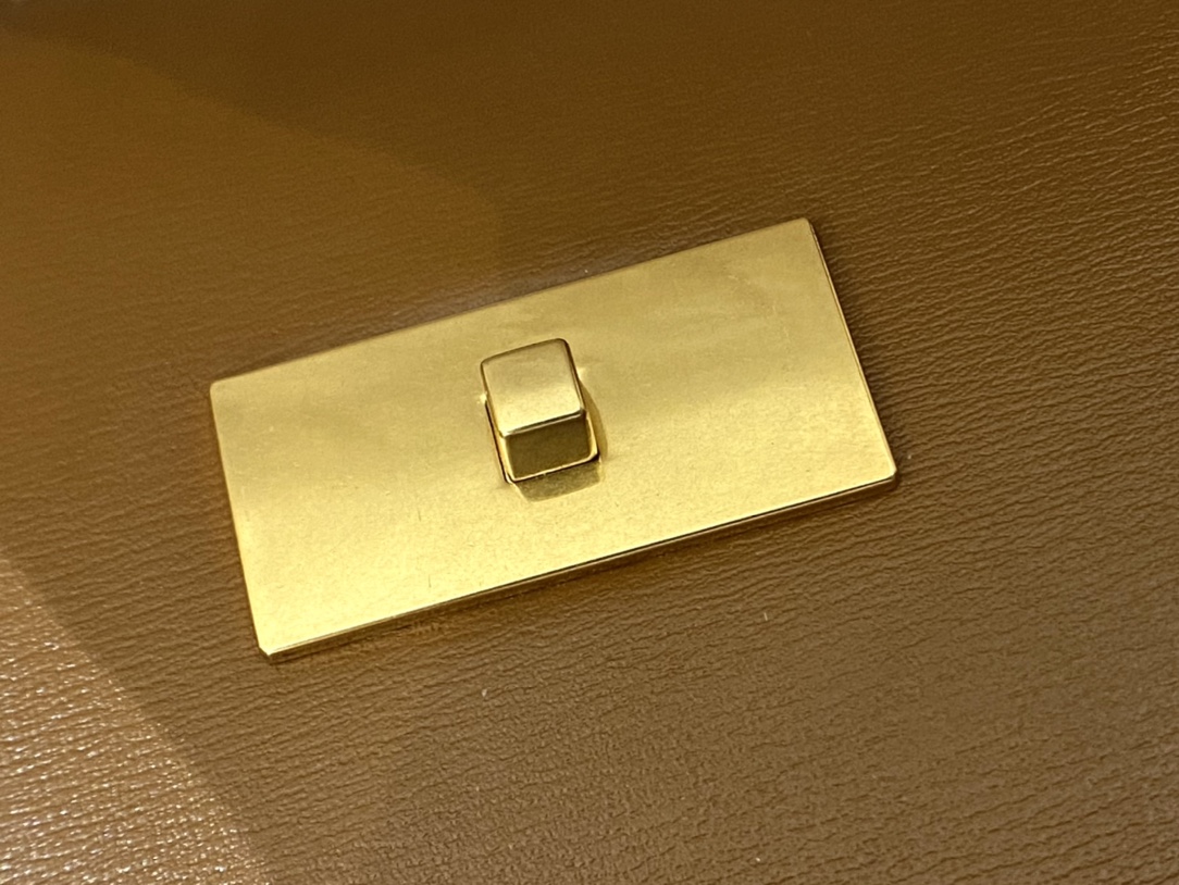 Ysl 𝑴𝒂𝒏𝒉𝒂𝒕𝒕𝒂𝒏 29CM曼哈顿法棍包 579271焦糖色牙签纹金扣