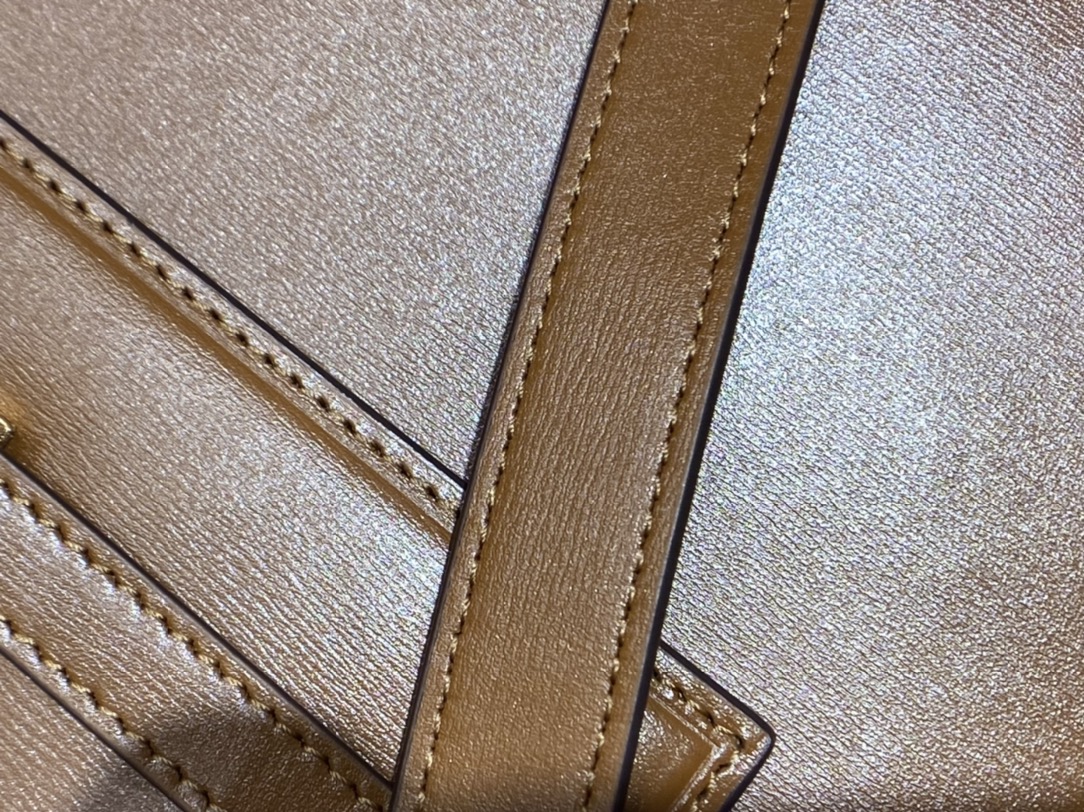 Ysl 𝑴𝒂𝒏𝒉𝒂𝒕𝒕𝒂𝒏 29CM曼哈顿法棍包 579271焦糖色牙签纹金扣