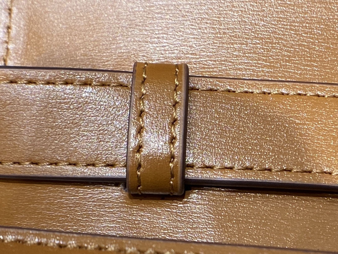 Ysl 𝑴𝒂𝒏𝒉𝒂𝒕𝒕𝒂𝒏 29CM曼哈顿法棍包 579271焦糖色牙签纹金扣