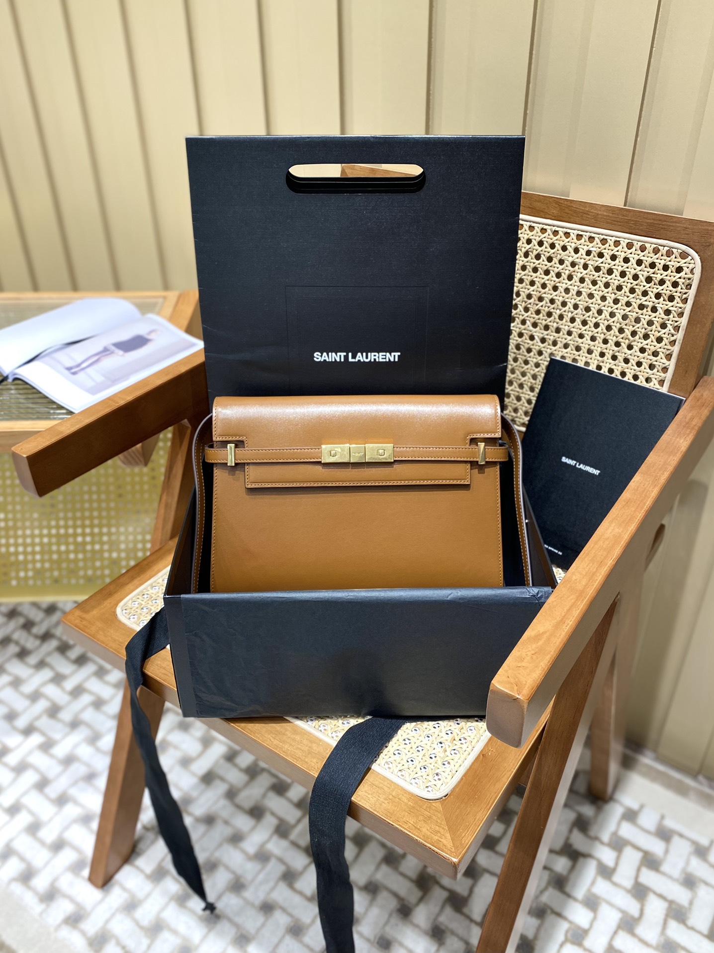 Ysl 𝑴𝒂𝒏𝒉𝒂𝒕𝒕𝒂𝒏 29CM曼哈顿法棍包 579271焦糖色牙签纹金扣