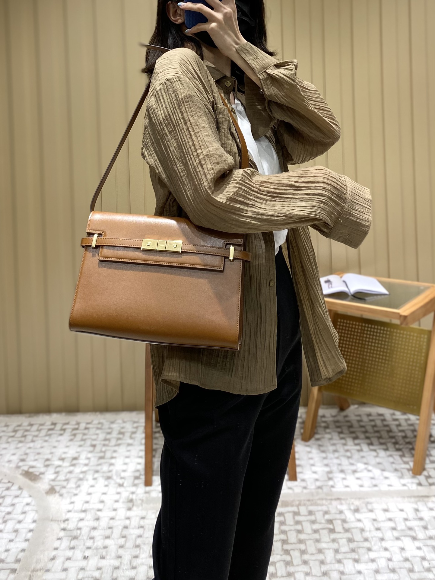 Ysl 𝑴𝒂𝒏𝒉𝒂𝒕𝒕𝒂𝒏 29CM曼哈顿法棍包 579271焦糖色牙签纹金扣