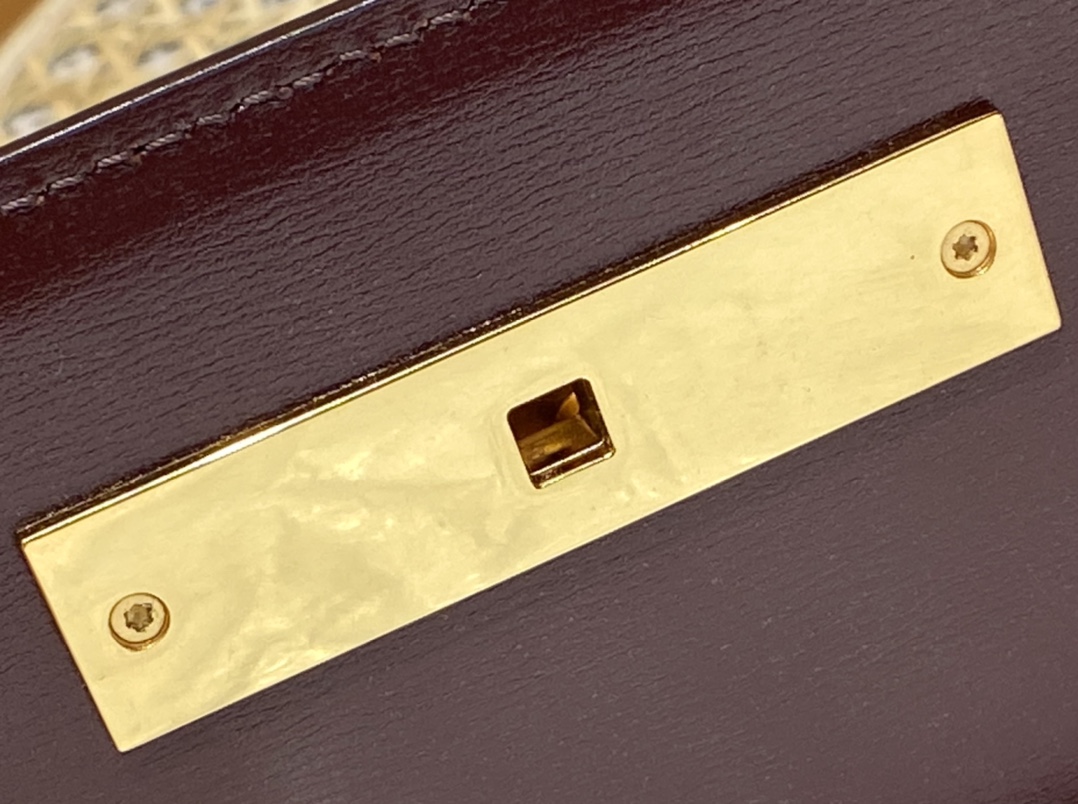 Ysl 𝑴𝒂𝒏𝒉𝒂𝒕𝒕𝒂𝒏 29CM曼哈顿法棍包 579271酒红色牙签纹金扣