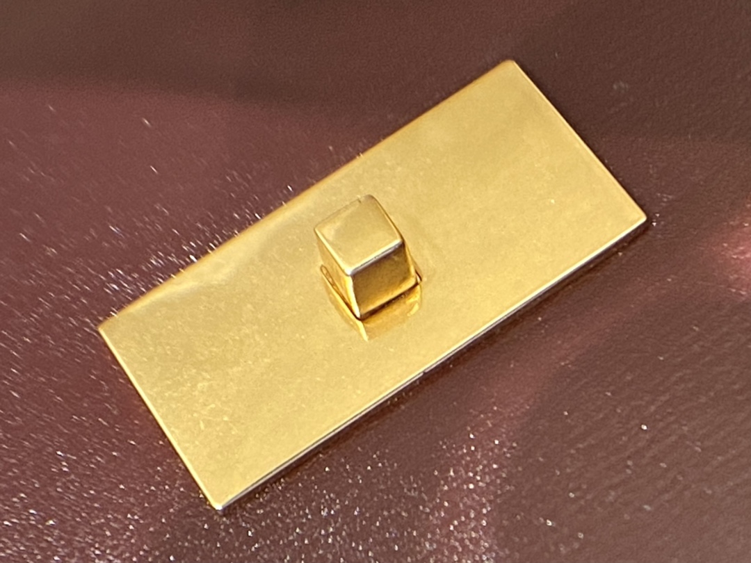 Ysl 𝑴𝒂𝒏𝒉𝒂𝒕𝒕𝒂𝒏 29CM曼哈顿法棍包 579271酒红色牙签纹金扣