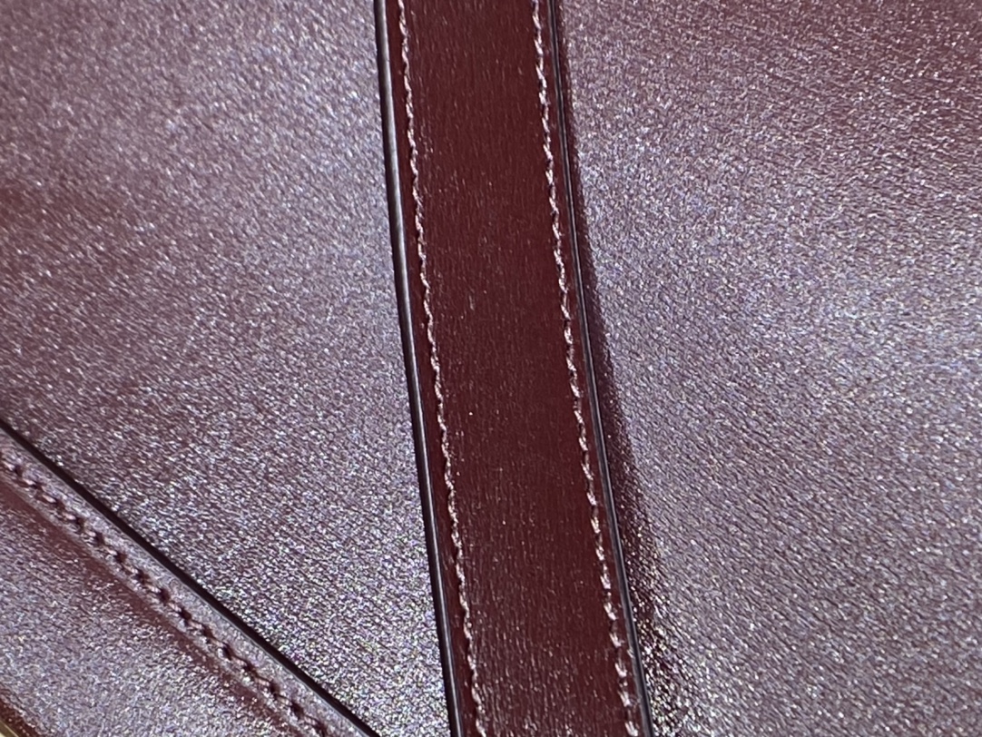 Ysl 𝑴𝒂𝒏𝒉𝒂𝒕𝒕𝒂𝒏 29CM曼哈顿法棍包 579271酒红色牙签纹金扣