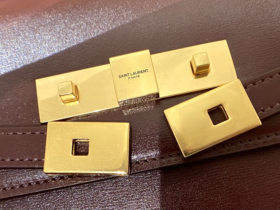 Ysl 𝑴𝒂𝒏𝒉𝒂𝒕𝒕𝒂𝒏 29CM曼哈顿法棍包 579271酒红色牙签纹金扣