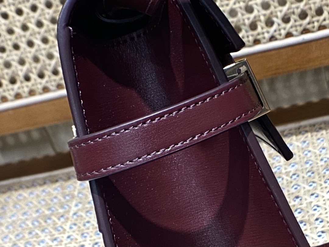 Ysl 𝑴𝒂𝒏𝒉𝒂𝒕𝒕𝒂𝒏 29CM曼哈顿法棍包 579271酒红色牙签纹金扣