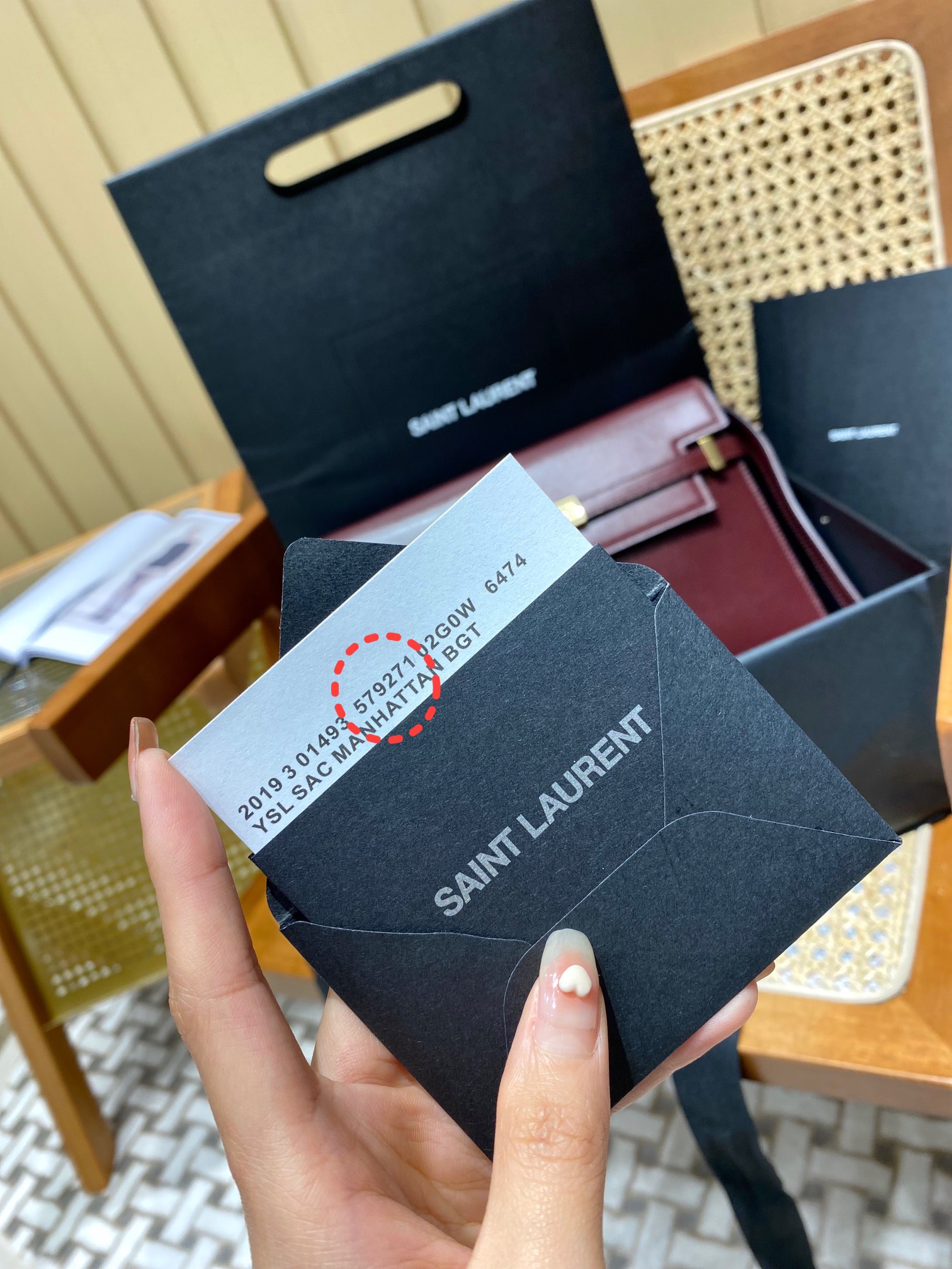 Ysl 𝑴𝒂𝒏𝒉𝒂𝒕𝒕𝒂𝒏 29CM曼哈顿法棍包 579271酒红色牙签纹金扣