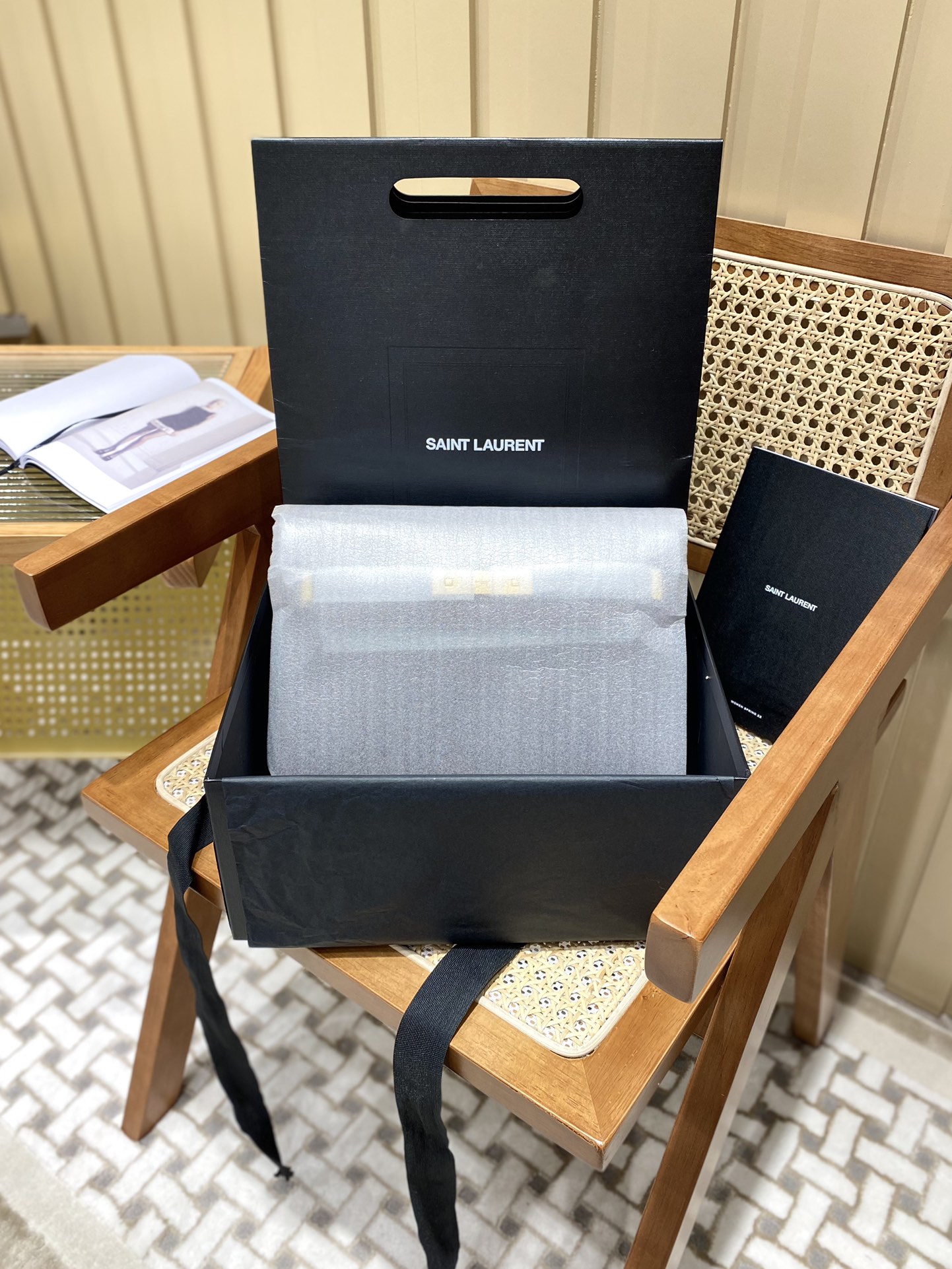 Ysl 𝑴𝒂𝒏𝒉𝒂𝒕𝒕𝒂𝒏 29CM曼哈顿法棍包 579271酒红色牙签纹金扣