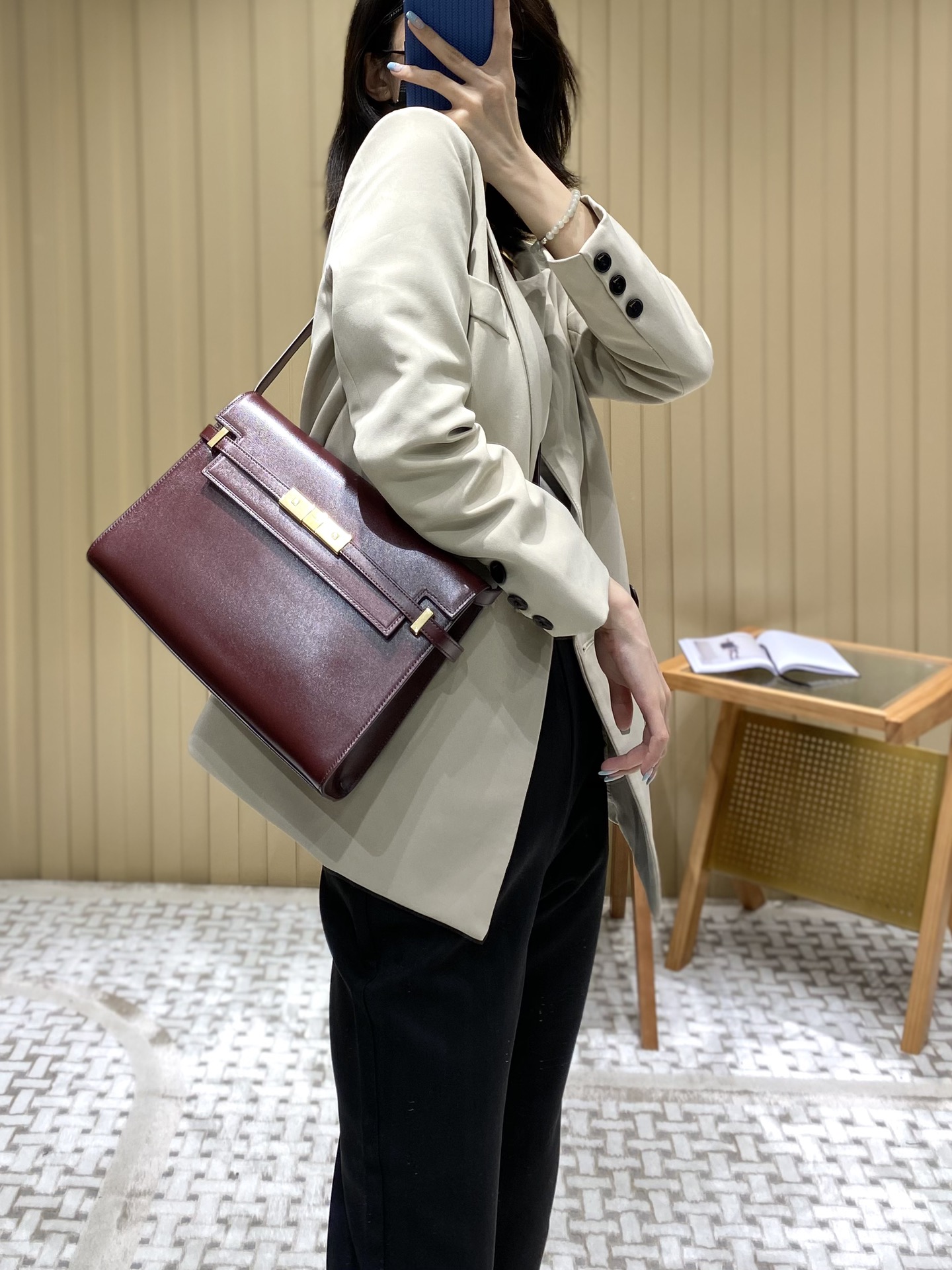 Ysl 𝑴𝒂𝒏𝒉𝒂𝒕𝒕𝒂𝒏 29CM曼哈顿法棍包 579271酒红色牙签纹金扣