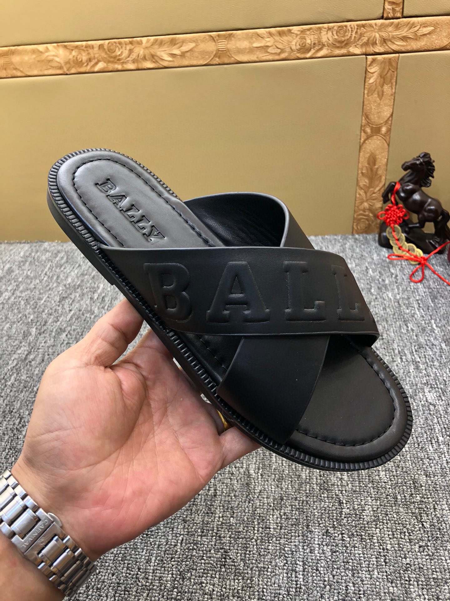 H0   Bally  巴利 男鞋高端品牌 官网1:1最新力作：原版开模定制，头层牛皮亚纹，防滑耐磨大底，市场顶级品质，时尚主打潮流，百搭爆款，简单不失品味，潮人必备，专柜同款👍夏季拖鞋的季节来了，穿起来超级唯美,