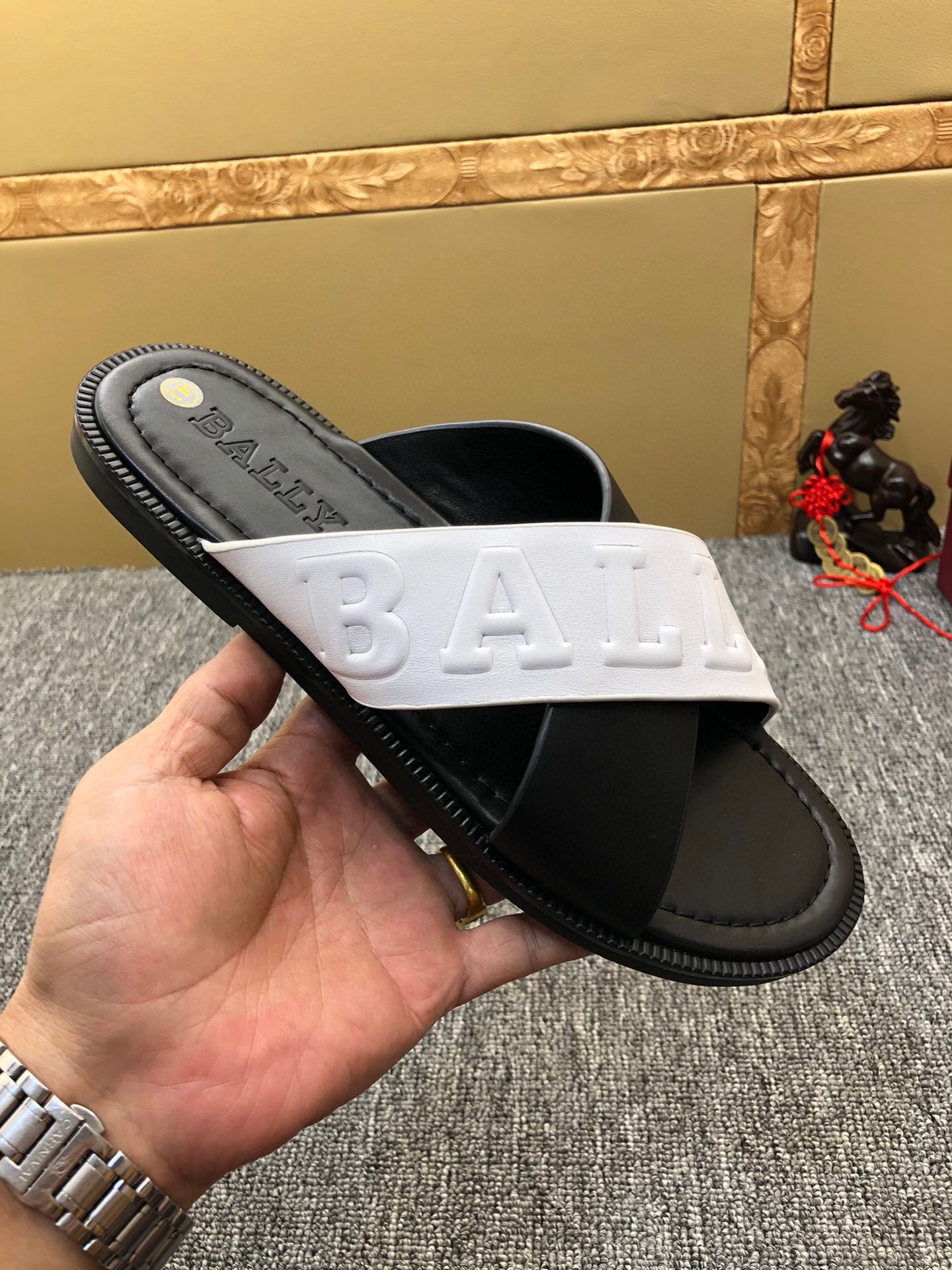 H0   Bally  巴利 男鞋高端品牌 官网1:1最新力作：原版开模定制，头层牛皮亚纹，防滑耐磨大底，市场顶级品质，时尚主打潮流，百搭爆款，简单不失品味，潮人必备，专柜同款👍夏季拖鞋的季节来了，穿起来超级唯美,