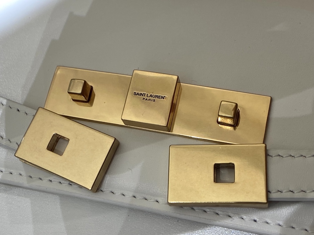 Ysl 𝑴𝒂𝒏𝒉𝒂𝒕𝒕𝒂𝒏 29CM曼哈顿法棍包 579271白色牙签纹金扣