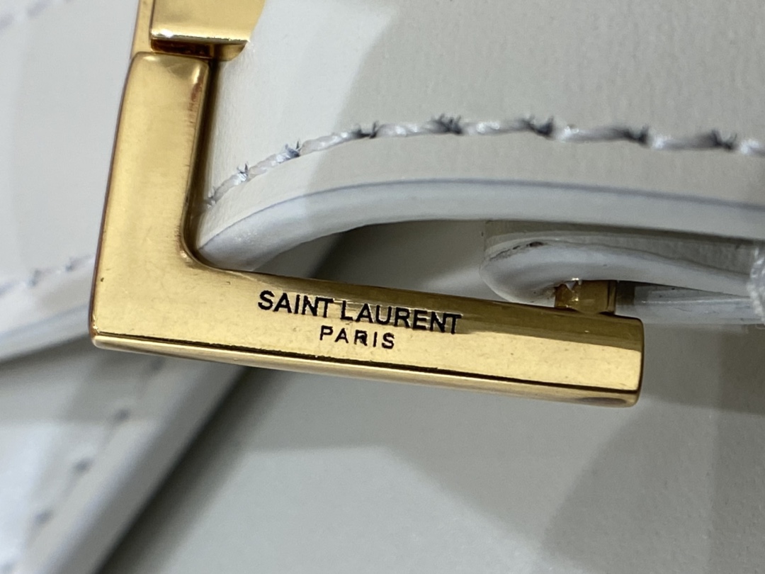 Ysl 𝑴𝒂𝒏𝒉𝒂𝒕𝒕𝒂𝒏 29CM曼哈顿法棍包 579271白色牙签纹金扣