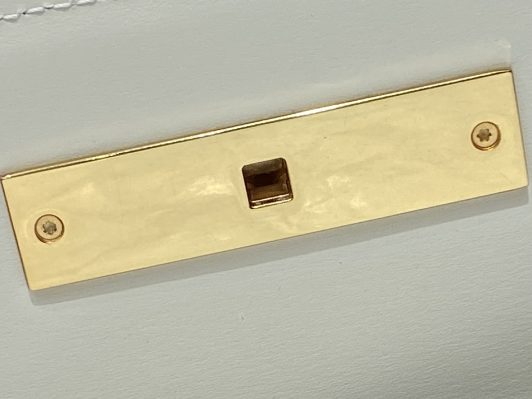 Ysl 𝑴𝒂𝒏𝒉𝒂𝒕𝒕𝒂𝒏 29CM曼哈顿法棍包 579271白色牙签纹金扣