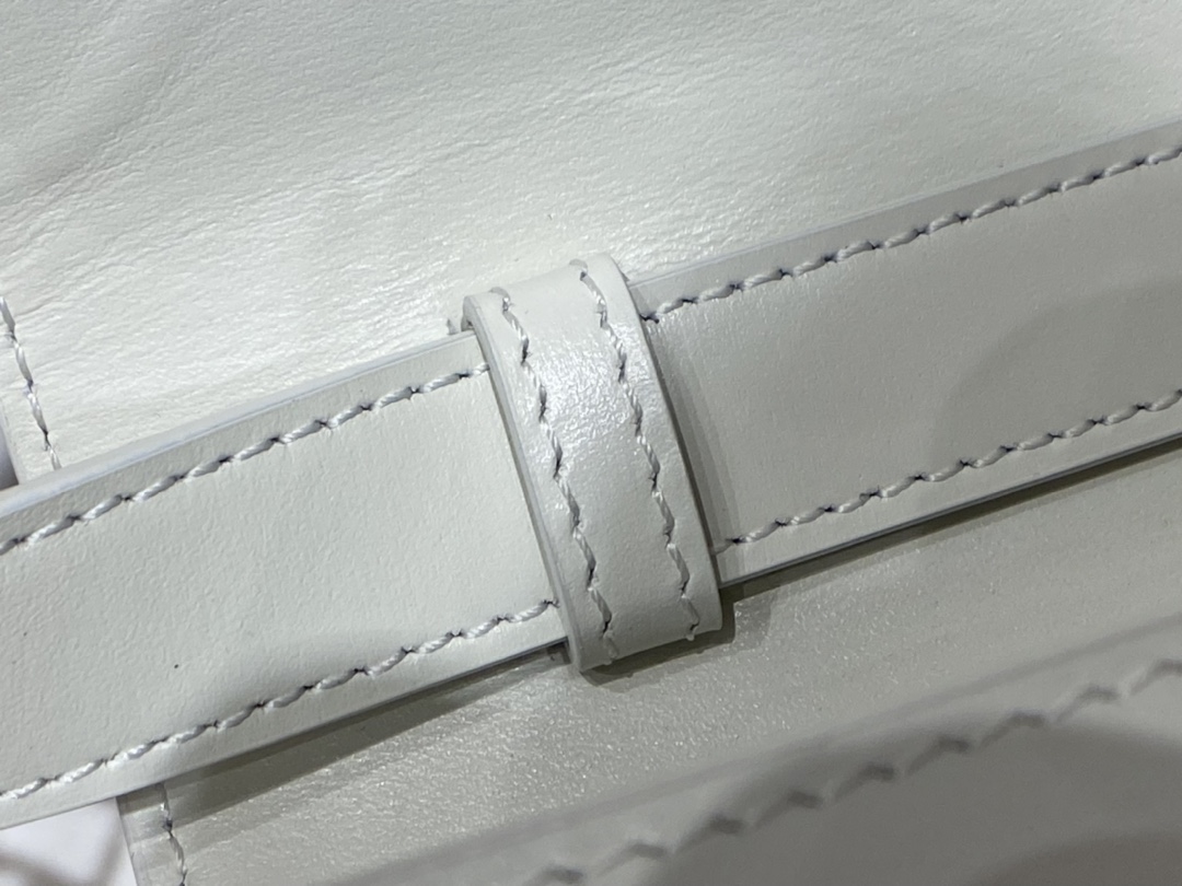 Ysl 𝑴𝒂𝒏𝒉𝒂𝒕𝒕𝒂𝒏 29CM曼哈顿法棍包 579271白色牙签纹金扣