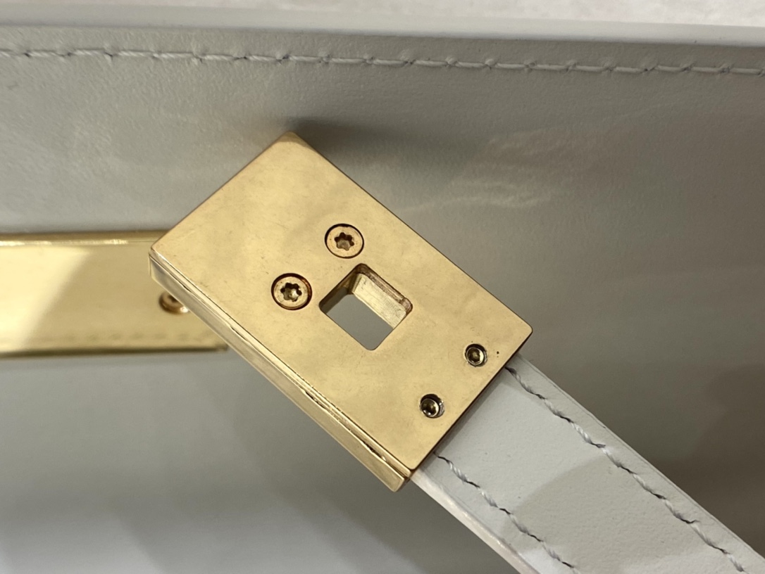 Ysl 𝑴𝒂𝒏𝒉𝒂𝒕𝒕𝒂𝒏 29CM曼哈顿法棍包 579271白色牙签纹金扣