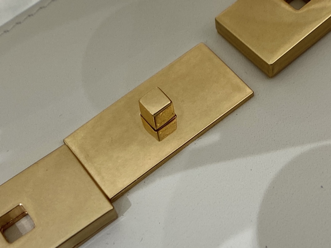 Ysl 𝑴𝒂𝒏𝒉𝒂𝒕𝒕𝒂𝒏 29CM曼哈顿法棍包 579271白色牙签纹金扣