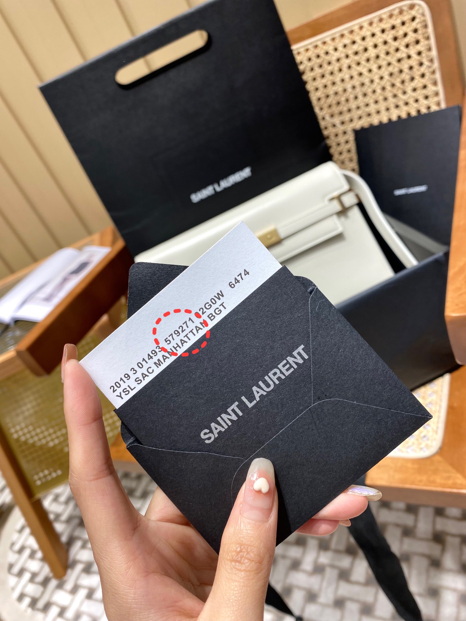 Ysl 𝑴𝒂𝒏𝒉𝒂𝒕𝒕𝒂𝒏 29CM曼哈顿法棍包 579271白色牙签纹金扣