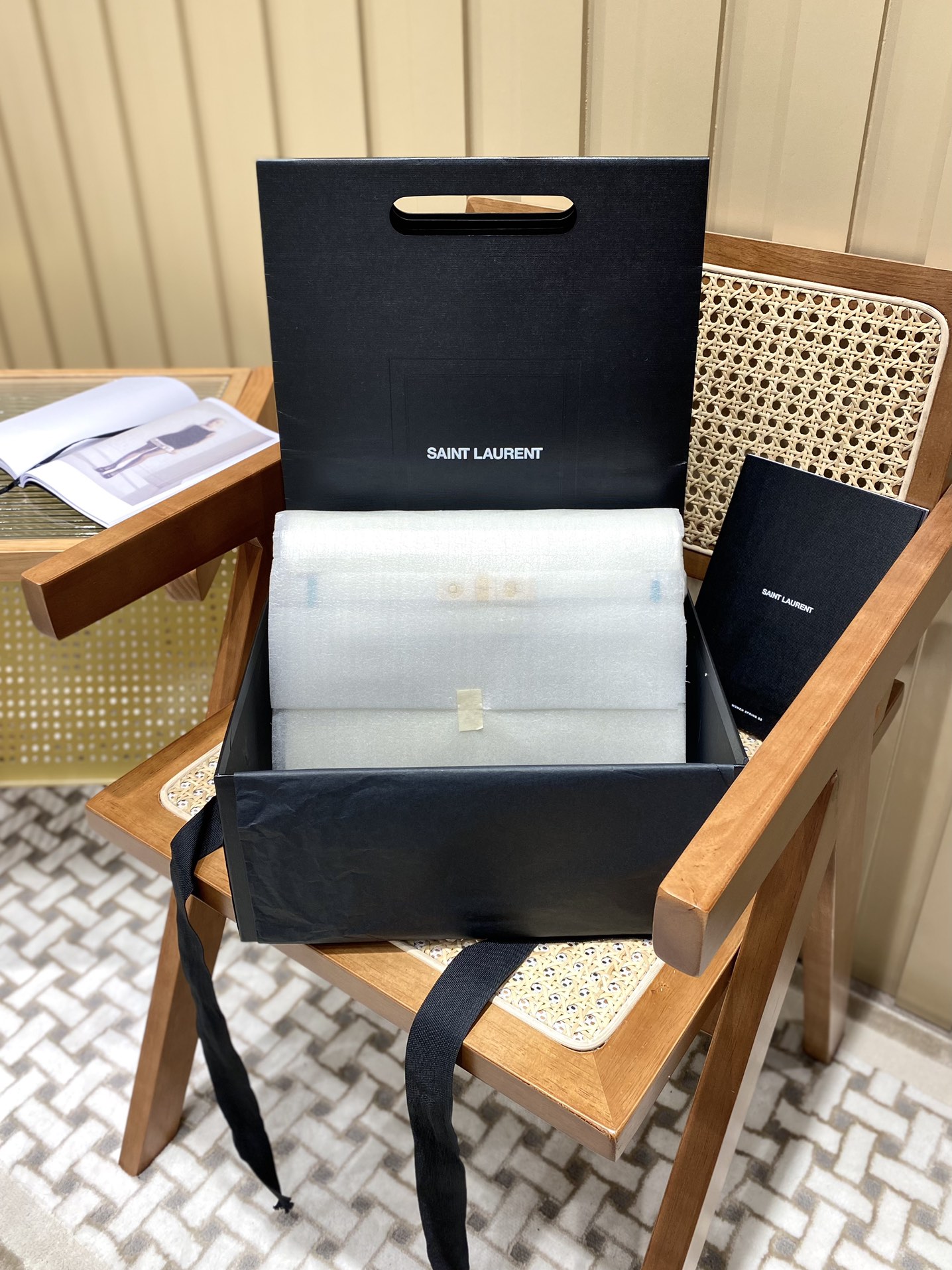 Ysl 𝑴𝒂𝒏𝒉𝒂𝒕𝒕𝒂𝒏 29CM曼哈顿法棍包 579271白色牙签纹金扣