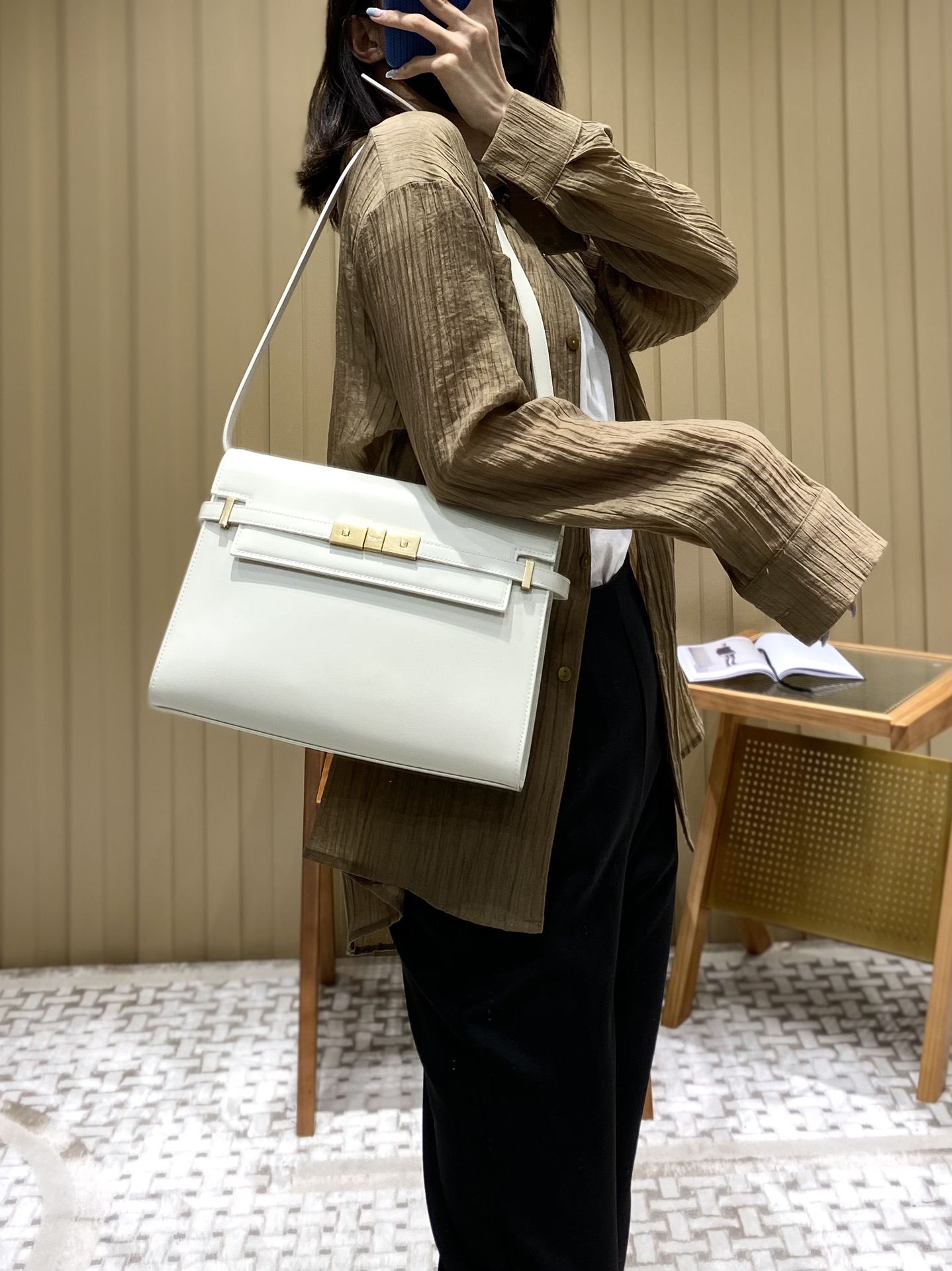 Ysl 𝑴𝒂𝒏𝒉𝒂𝒕𝒕𝒂𝒏 29CM曼哈顿法棍包 579271白色牙签纹金扣