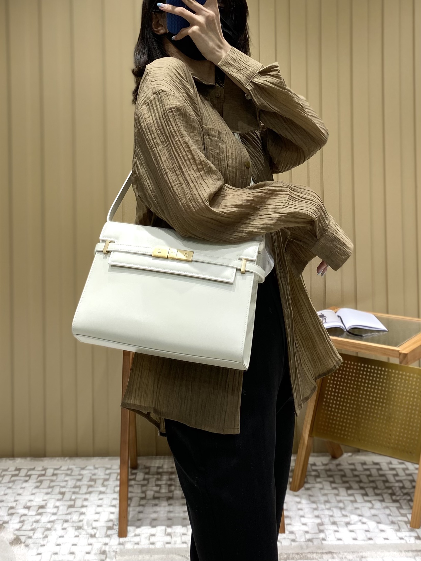 Ysl 𝑴𝒂𝒏𝒉𝒂𝒕𝒕𝒂𝒏 29CM曼哈顿法棍包 579271白色牙签纹金扣