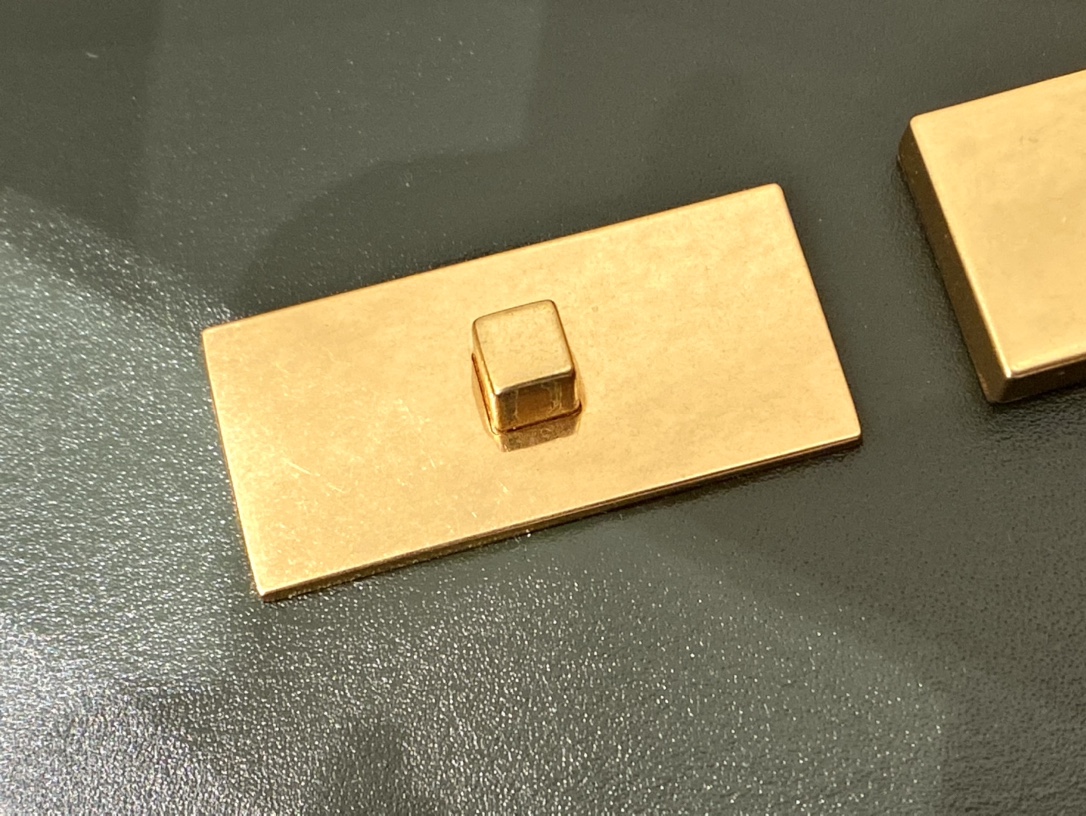 Ysl 𝑴𝒂𝒏𝒉𝒂𝒕𝒕𝒂𝒏 29CM曼哈顿法棍包 579271暗绿色牙签纹金扣