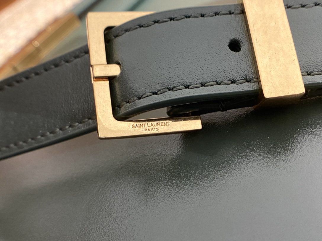 Ysl 𝑴𝒂𝒏𝒉𝒂𝒕𝒕𝒂𝒏 29CM曼哈顿法棍包 579271暗绿色牙签纹金扣