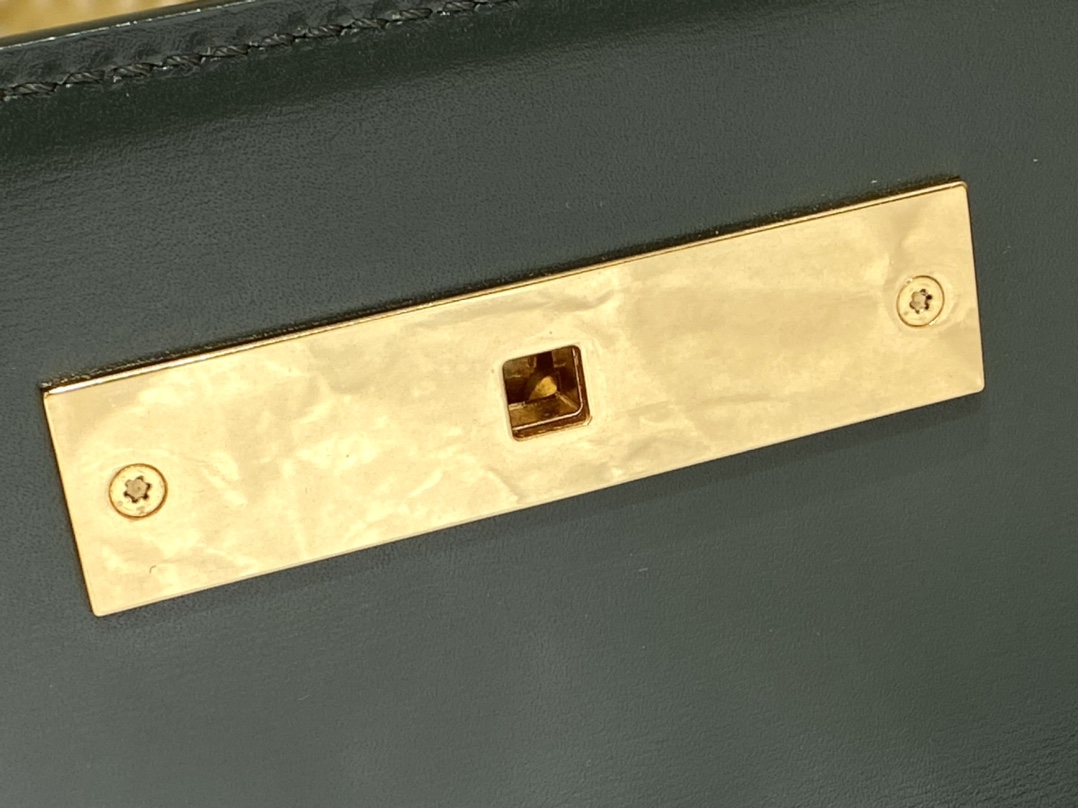 Ysl 𝑴𝒂𝒏𝒉𝒂𝒕𝒕𝒂𝒏 29CM曼哈顿法棍包 579271暗绿色牙签纹金扣