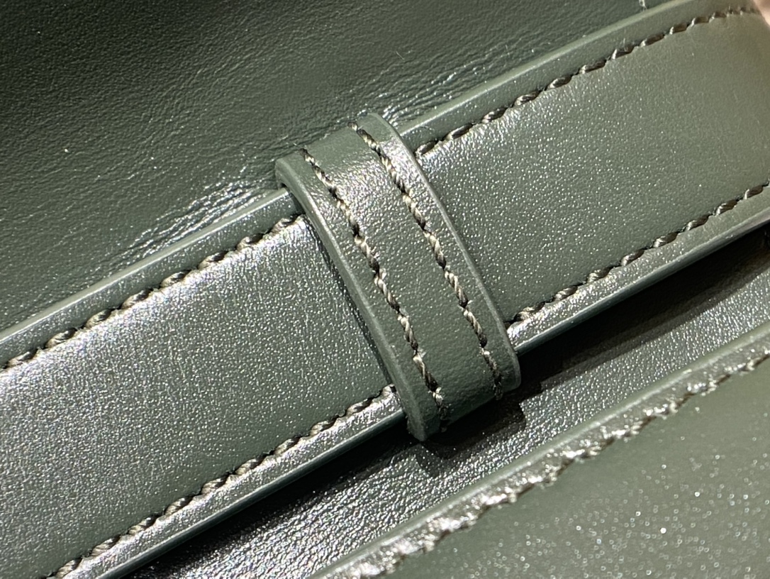 Ysl 𝑴𝒂𝒏𝒉𝒂𝒕𝒕𝒂𝒏 29CM曼哈顿法棍包 579271暗绿色牙签纹金扣